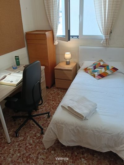 Chambre simple &middot; salle de bains.  13